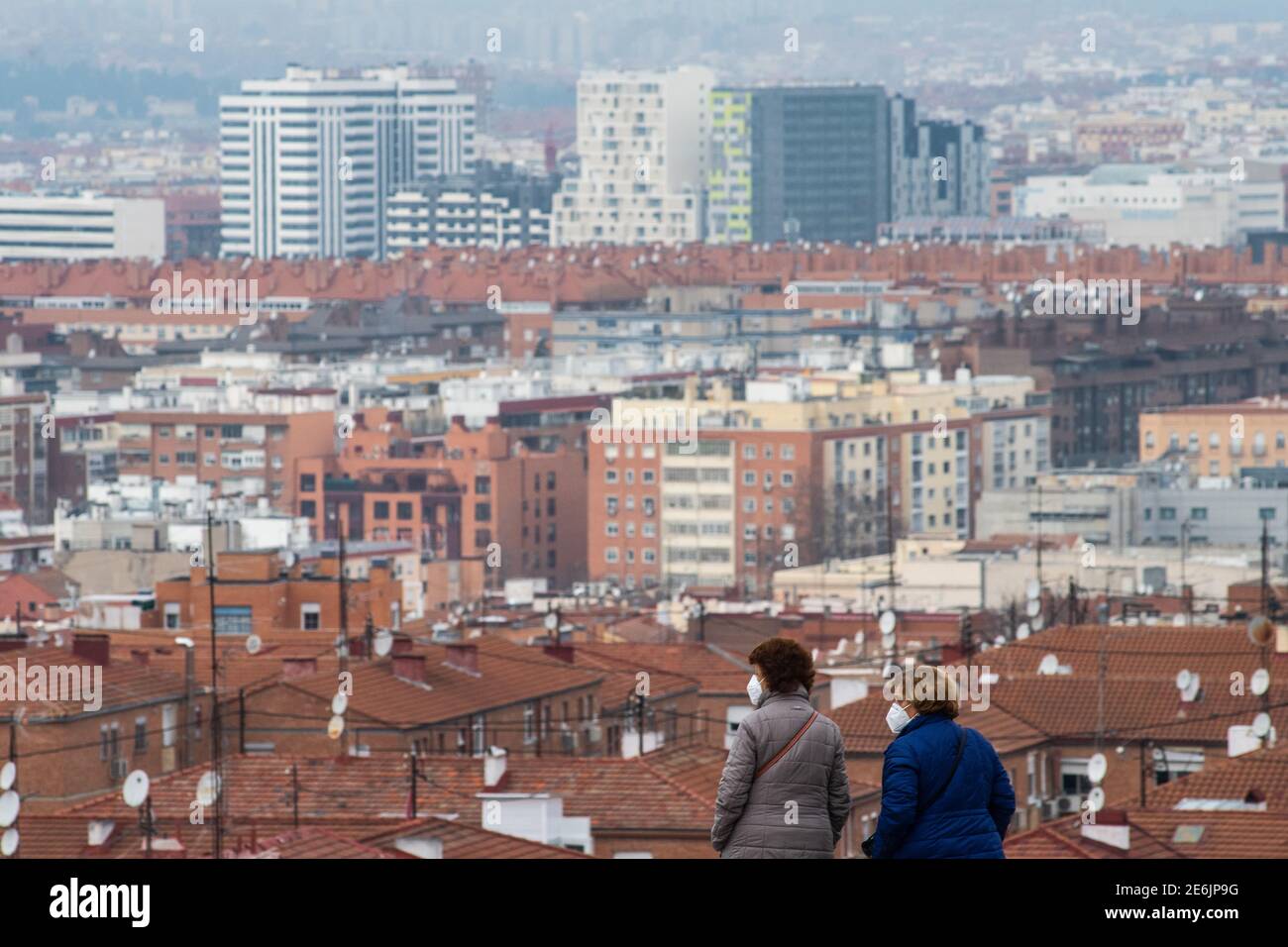 Madrid, Spagna. 29 gennaio 2021. Un paio di donne che indossano maschere per fermare la diffusione del coronavirus, guardare la vista dei tetti di Madrid. Il Vice Ministro della Sanità pubblica e del piano Covid-19, Antonio Zapatero, ha sottolineato oggi che 'a Madrid c'è una situazione di alta trasmissione comunitaria, anche se tutto indica un rallentamento e un cambiamento di tendenza, Che diminuirà i casi con coronavirus nella regione tuttavia la pressione sanitaria continua ad essere molto alta, con 4,956 pazienti, 700 dei quali sono in UTI 'Credit: Marcos del Mazo/Alamy Live News Foto Stock