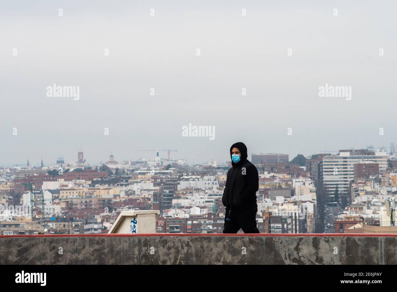 Madrid, Spagna. 29 gennaio 2021. Un uomo che indossa una maschera per fermare la diffusione del coronavirus, fa una passeggiata con la vista dei tetti di Madrid. Il Vice Ministro della Sanità pubblica e del piano Covid-19, Antonio Zapatero, ha sottolineato oggi che 'a Madrid c'è una situazione di alta trasmissione comunitaria, anche se tutto indica un rallentamento e un cambiamento di tendenza, Che diminuirà i casi con coronavirus nella regione tuttavia la pressione sanitaria continua ad essere molto alta, con 4,956 pazienti, 700 dei quali sono in UTI 'Credit: Marcos del Mazo/Alamy Live News Foto Stock