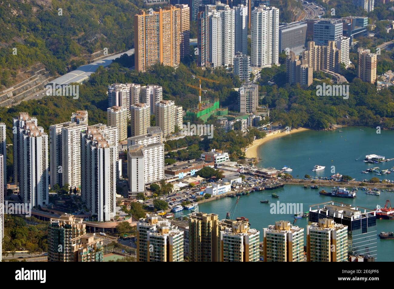 Hanford Garden (恆福花園), Sam Shing Estate (三聖邨) e Castle Peak Beach (青山灣泳灘) a Tuen Mun, Hong Kong che si affaccia Tuen Mun Typhoon Shelter Foto Stock