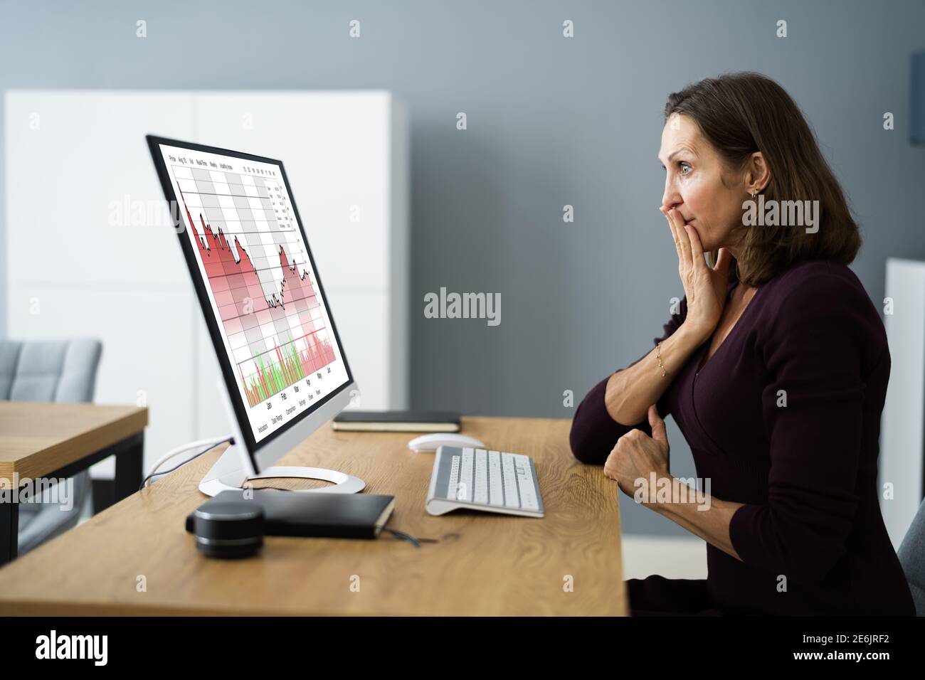 Triste infelice trader e broker di azioni alla schermata computer Foto Stock