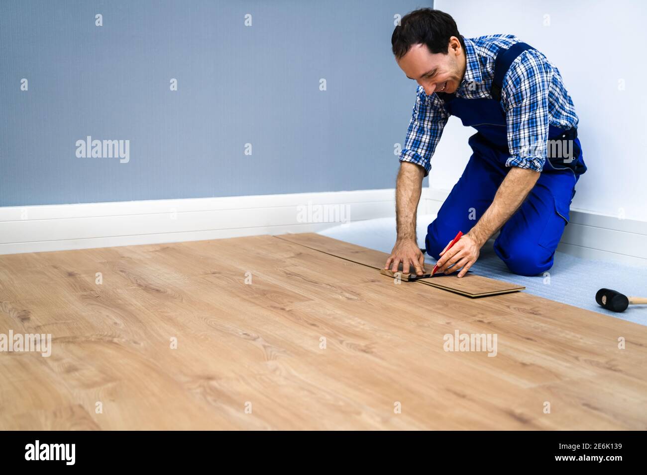 Installazione del pavimento laminato. Linea di disegno tappeto per pavimentazione in legno Foto Stock