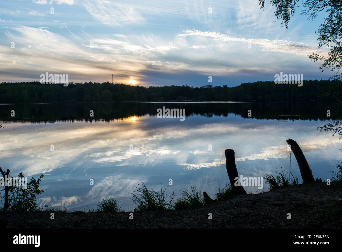 tramonto tardivo su un tranquillo lago forestale Foto Stock