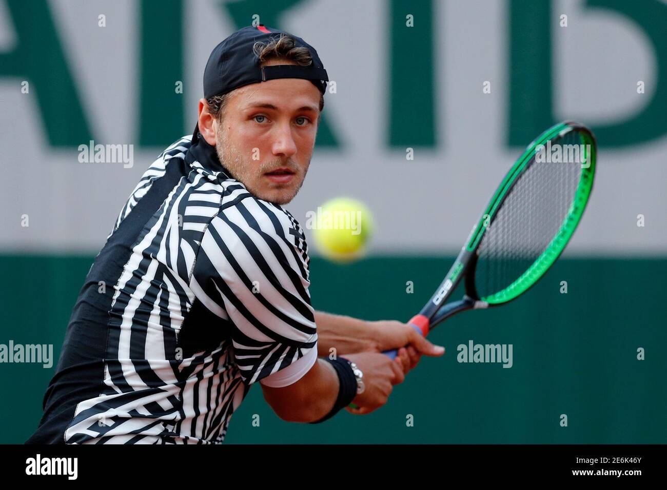 Tennis - Open francese - Roland Garros - Julien Benneteau di Francia vs  Lucas Pouille di Francia - Parigi, Francia - 23/05/16. Lucas Pouille  restituisce la palla. REUTERS/Benoit Tessier Foto stock - Alamy