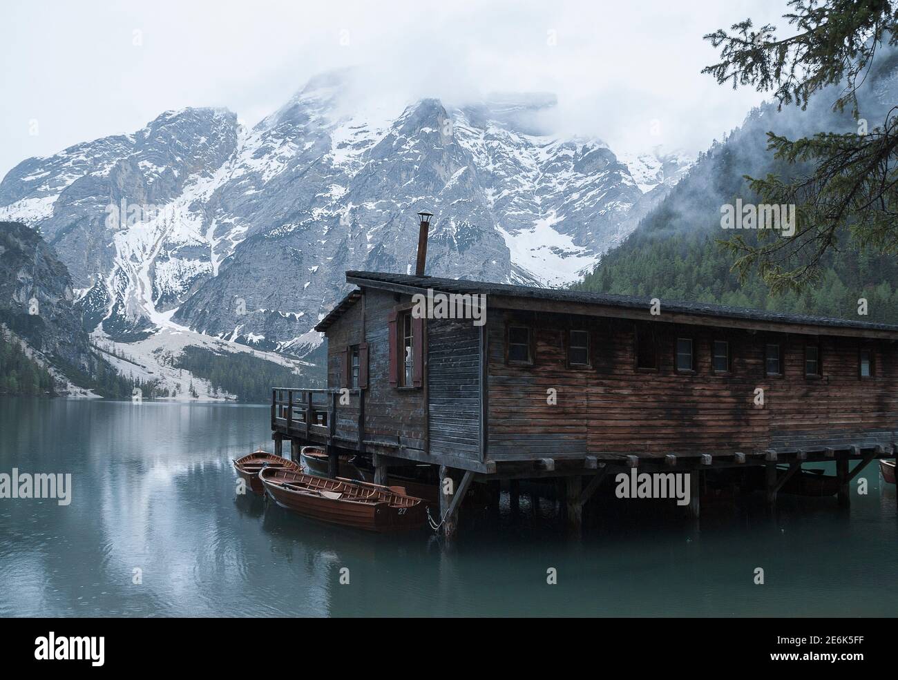 Boathouse al Pragser Wildsee in Alto Adige Foto Stock