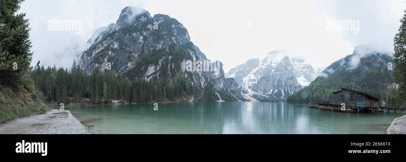 Panorama del Pragser Wildsee in Alto Adige, Alpi dolomitiche Foto Stock