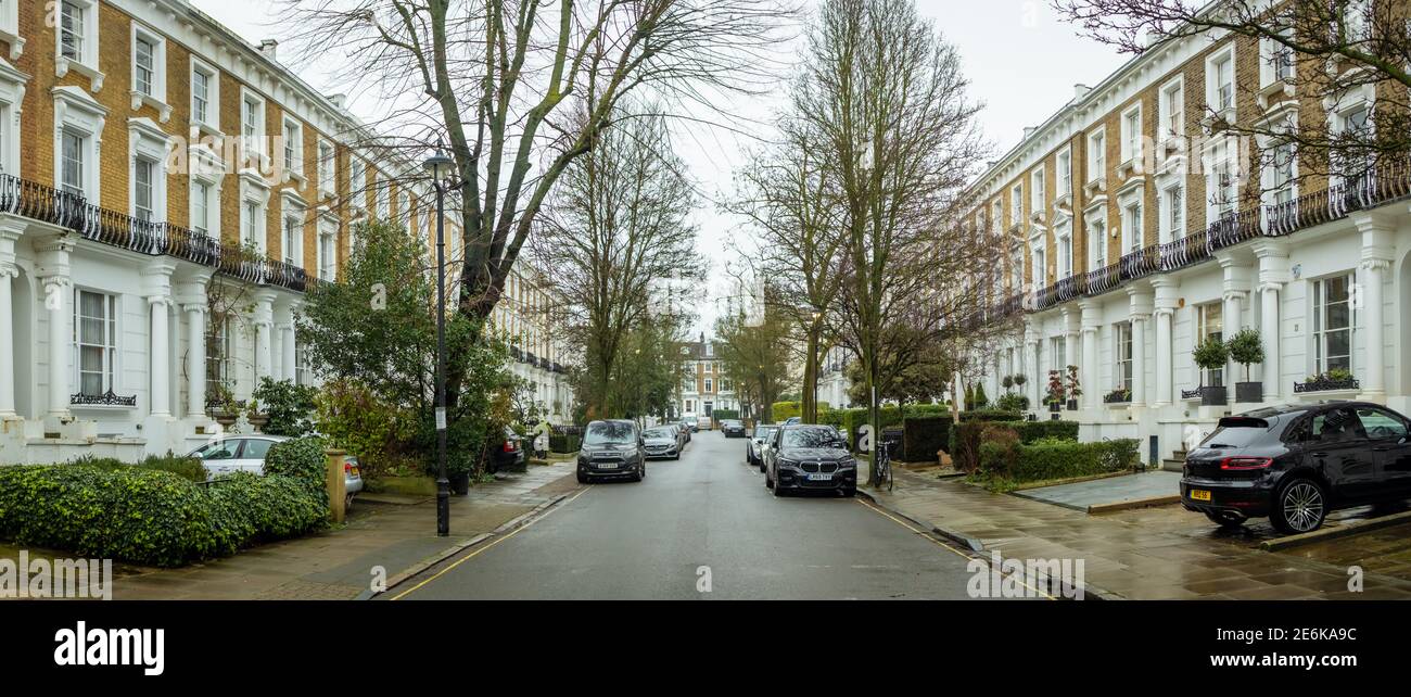 Londra- una strada attraente di case a schiera fuori Abbey Road Nel nord-ovest di Londra Foto Stock