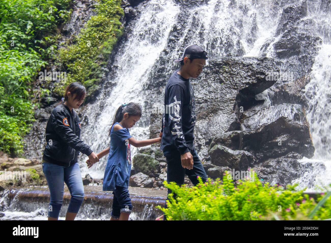 Città di Batu, Indonesia. Novembre 2020. La famiglia sta godendo la freschezza della cascata Watu Lumpang. Genitori e bambini sono in vacanza in fresco Foto Stock