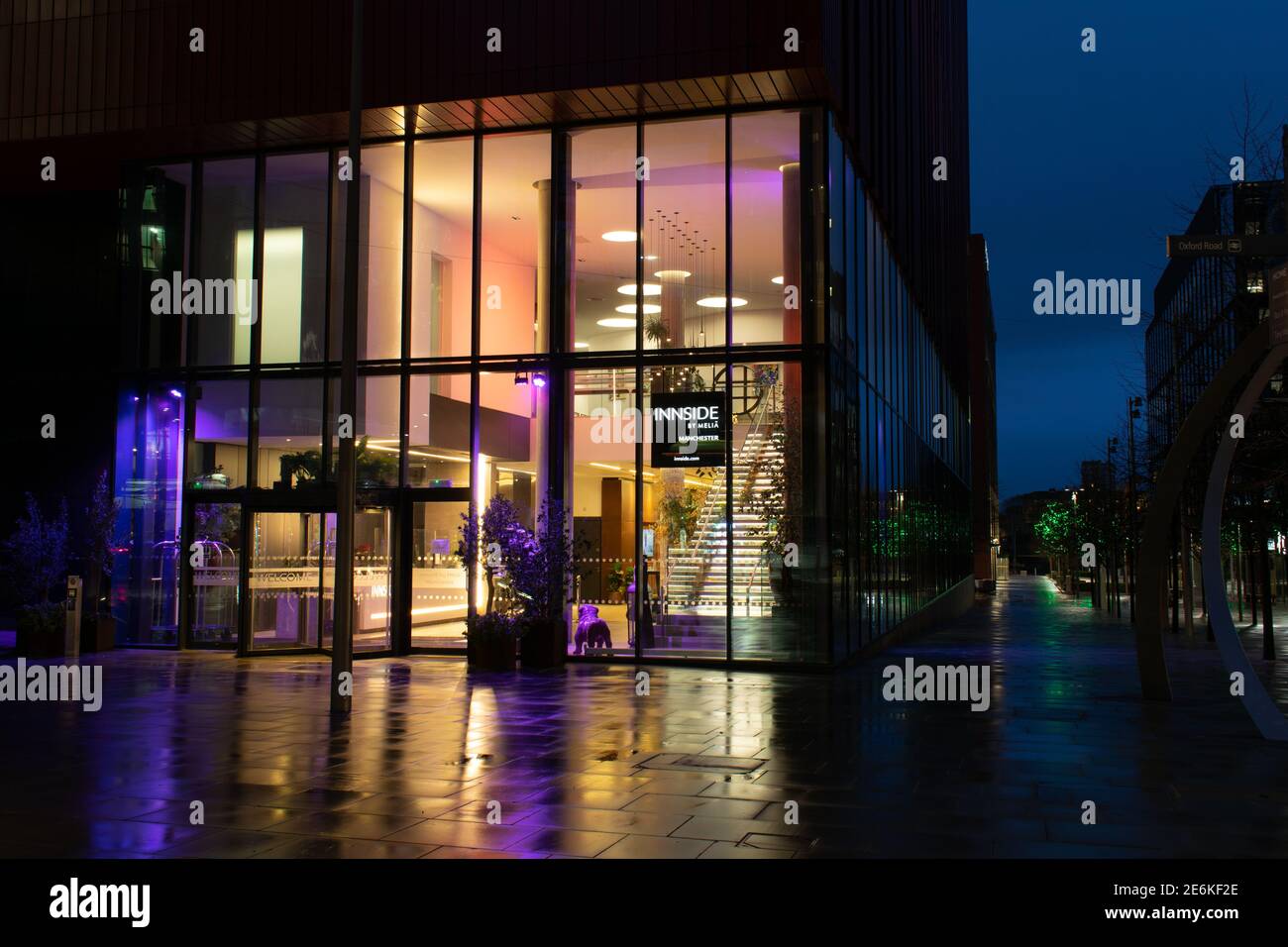 Innside Hotel by Melia. Ingresso e scalinata su First Street durante la chiusura nazionale in Inghilterra. Foto Stock