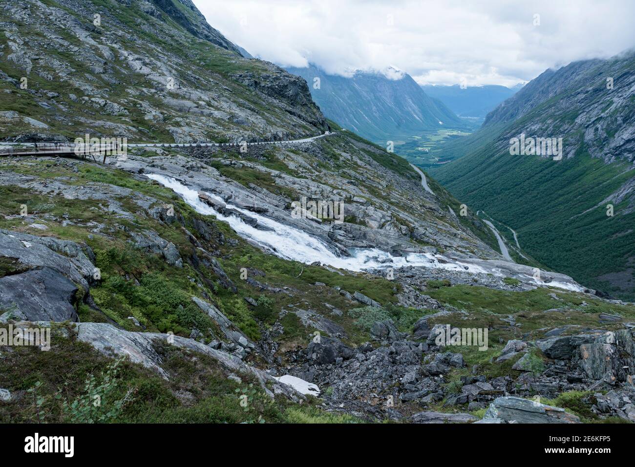Cascata di Stigfossen al passo di montagna di Trollstigen in Norvegia Foto Stock