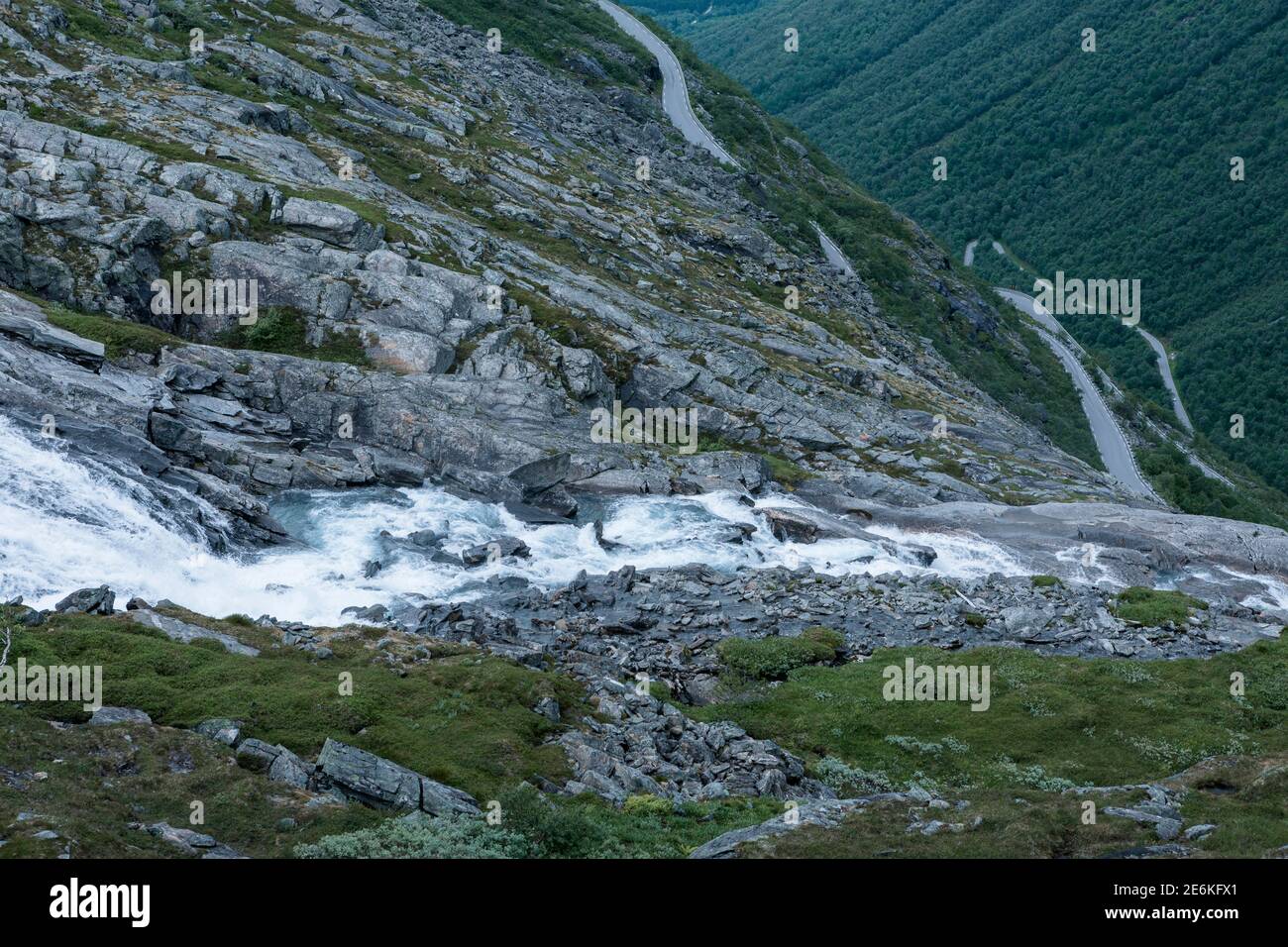 Cascata di Stigfossen al passo di montagna di Trollstigen in Norvegia Foto Stock