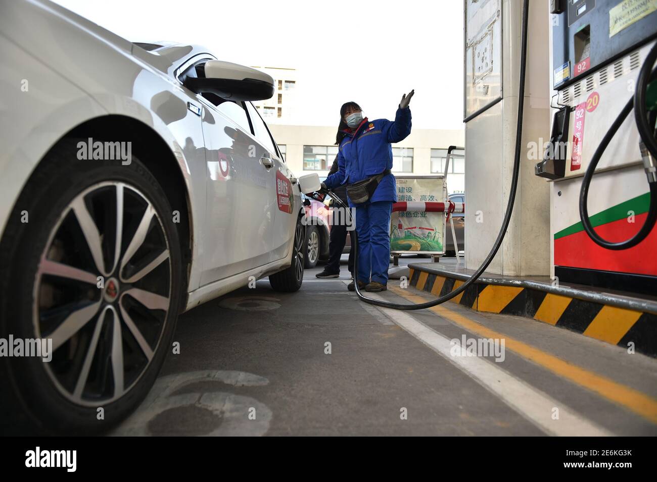 (210129) -- NANJING, 29 gennaio 2021 (Xinhua) -- UN membro dello staff rifornisce un veicolo in una stazione di servizio nel distretto di Yuhuatai di Nanjing, nella provincia di Jiangsu della Cina orientale, 29 gennaio 2021. La Cina aumenterà i prezzi al dettaglio della benzina e del diesel da sabato, il principale pianificatore economico del paese ha detto venerdì. In base ai recenti cambiamenti dei prezzi internazionali del petrolio, i prezzi al dettaglio della benzina e del diesel saranno aumentati rispettivamente di 75 yuan (circa 11.59 dollari USA) e 70 yuan per tonnellata, secondo la Commissione Nazionale per lo sviluppo e le riforme. (Foto di Fang Dongxu/Xinhua) Foto Stock