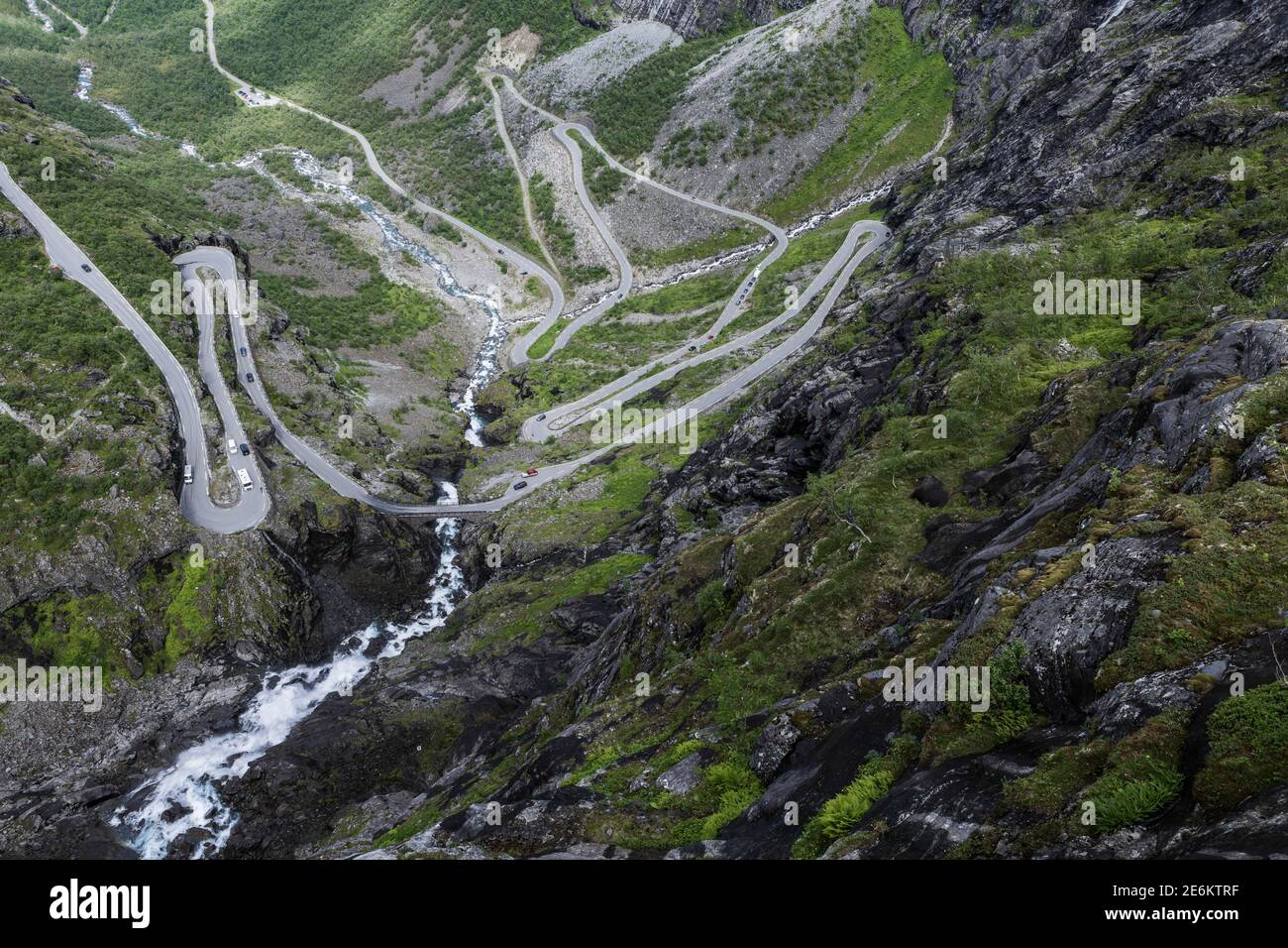Primo piano dei tornanti del passo di Trollstigen Con cascata di Stigfossen in Norvegia Foto Stock