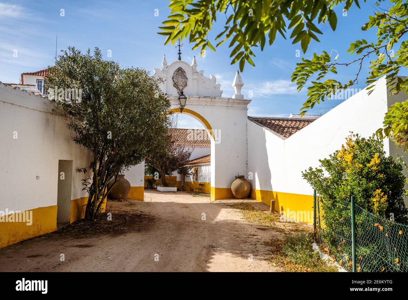 Grande ingresso a una delle aziende agricole e cantine di Alentejo, Portogallo Foto Stock