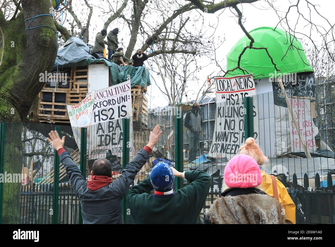 Manifestanti ambientali contro HS2 mentre lo sfratto continua su Euston Square Gardens per l'inizio dei lavori di costruzione, a Londra, Regno Unito Foto Stock