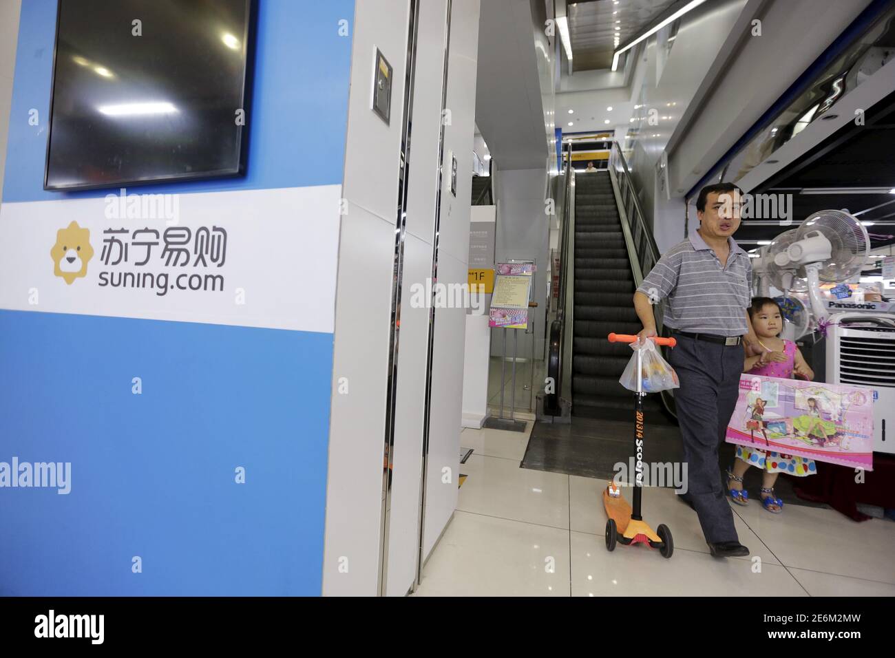 I clienti acquistano presso un negozio di elettrodomestici Suning a  Pechino, Cina, il 11 agosto 2015. Alibaba Group Holding Ltd investirà 4.6  miliardi di dollari nel principale rivenditore di elettronica cinese Suning