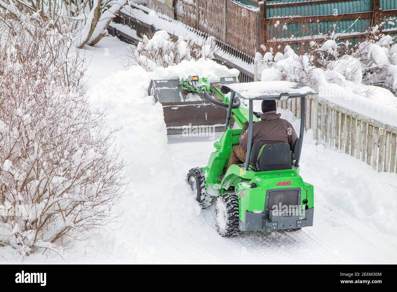 Nel cortile è presente una piccola macchina urbana per la rimozione della neve. Vista dall'alto. Foto: Bo Arrhed Foto Stock
