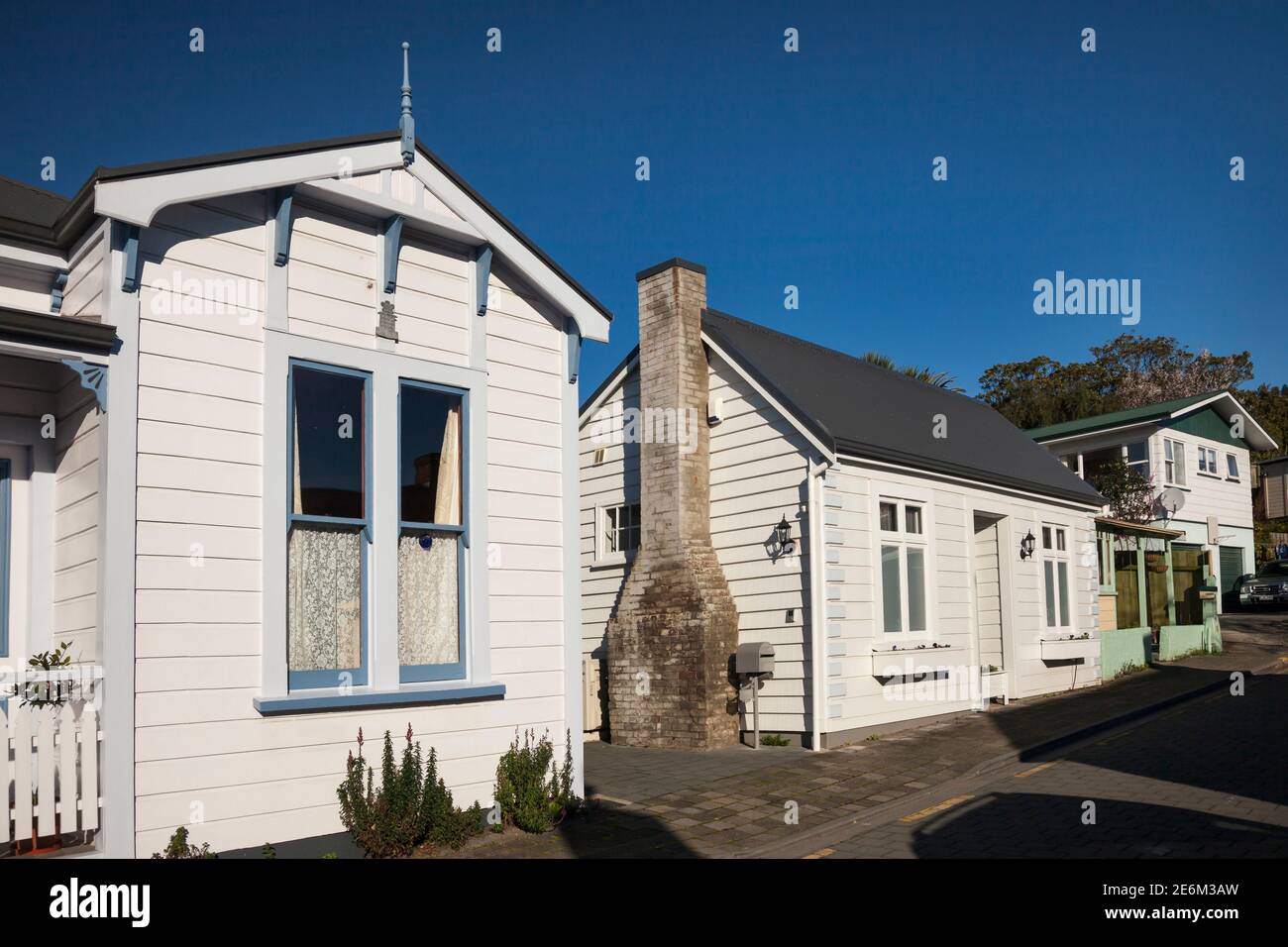 Vista orizzontale inclinata di alcuni dei cottage del diciannovesimo secolo nella storica South St in una giornata di sole, Nelson, South Island, Nuova Zelanda Foto Stock