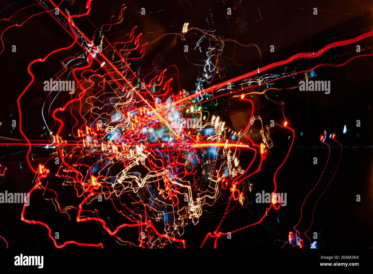 Percorsi di luce multidirezionali ad alta velocità delle luci della città e dei fari per auto sulla strada, autostrada nella città notturna, lunga esposizione, astratto backgr Foto Stock