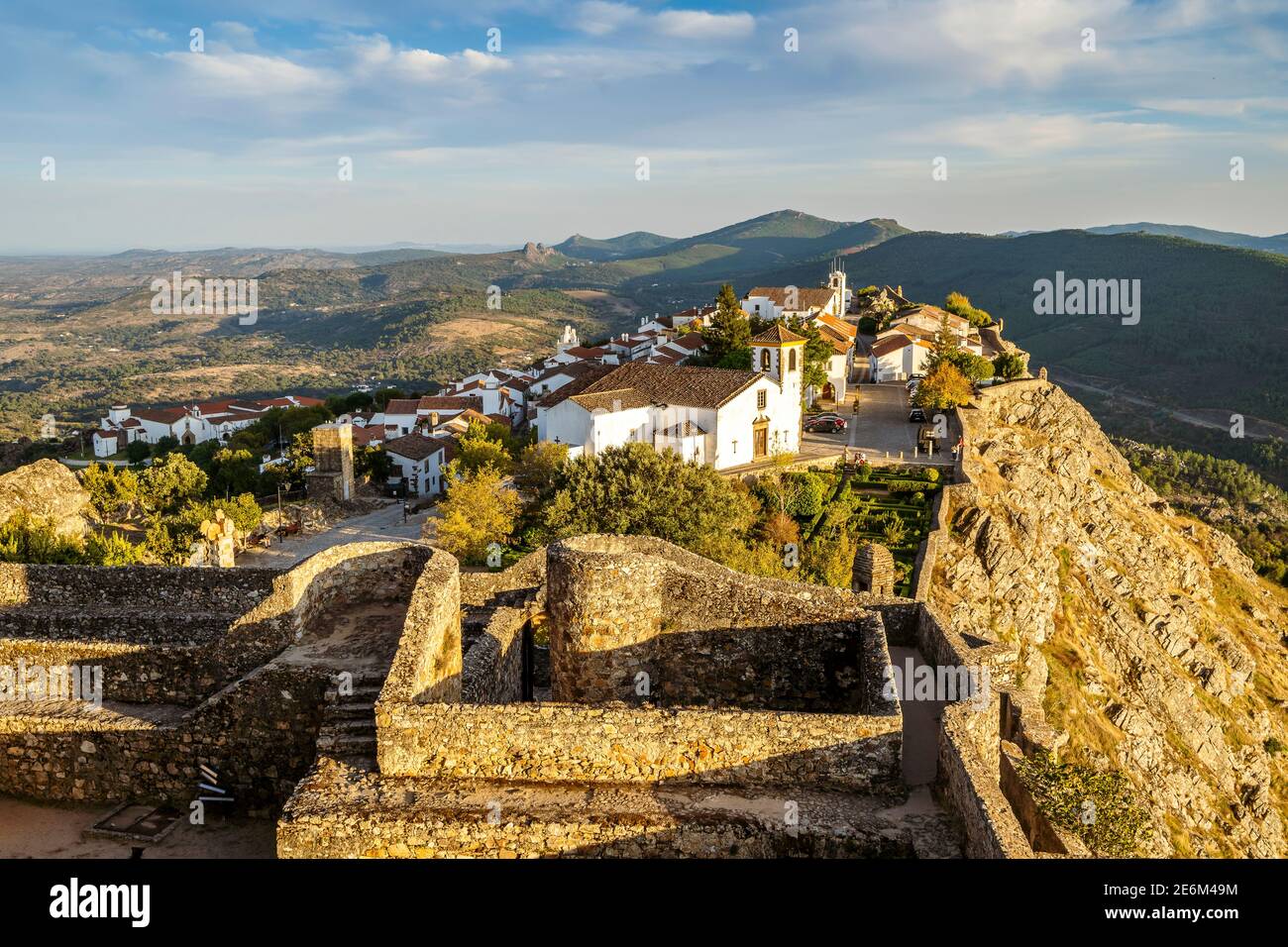 Affascinante città di Marvao visto dal castello medievale, Alentejo, Portogallo Foto Stock