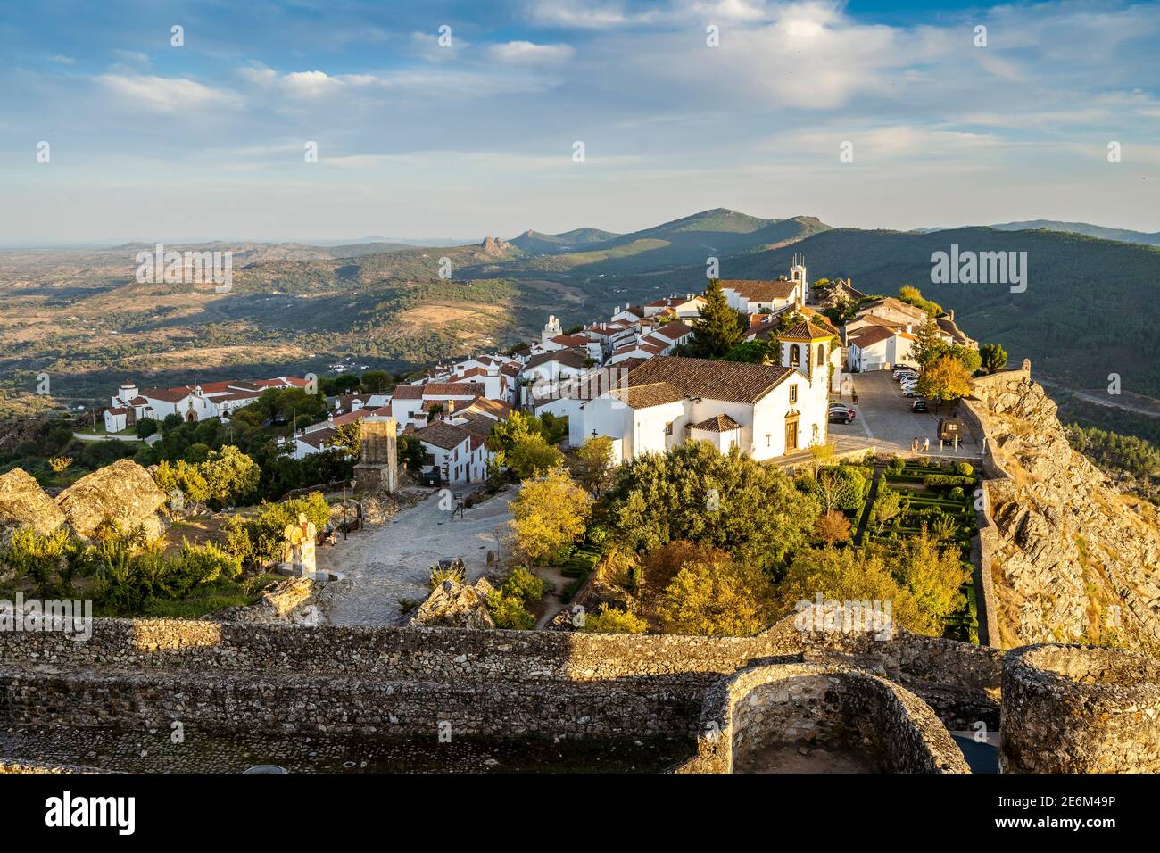 Affascinante città di Marvao visto dal castello medievale, Alentejo, Portogallo Foto Stock