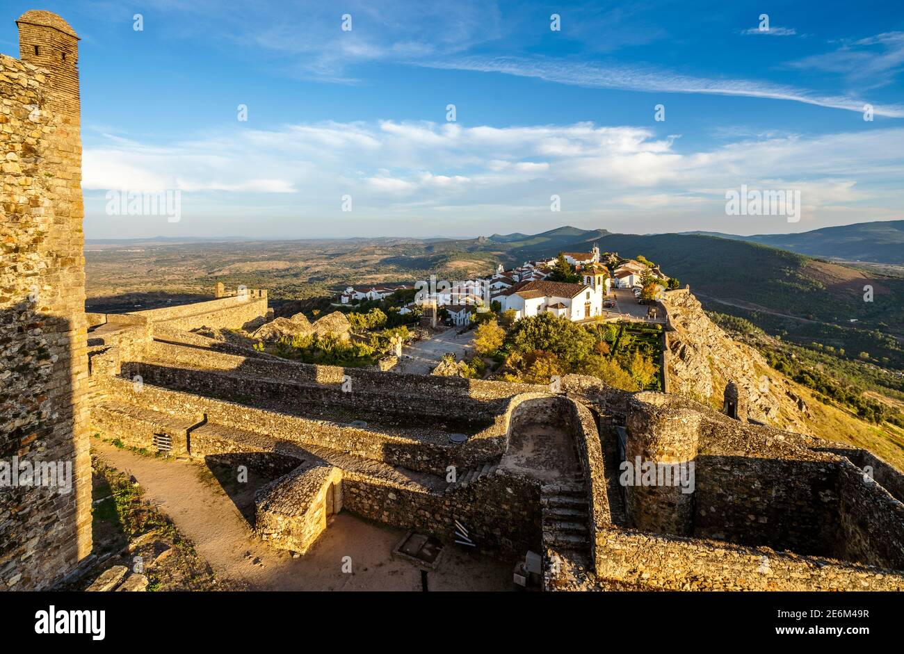 Affascinante città di Marvao visto dal castello medievale, Alentejo, Portogallo Foto Stock