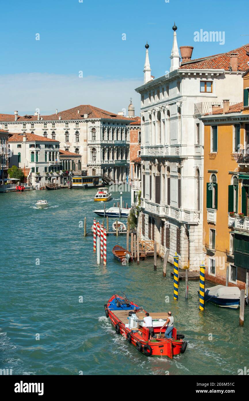 Consegna in barca sul Canal Grande Venezia, Italia. Foto Stock