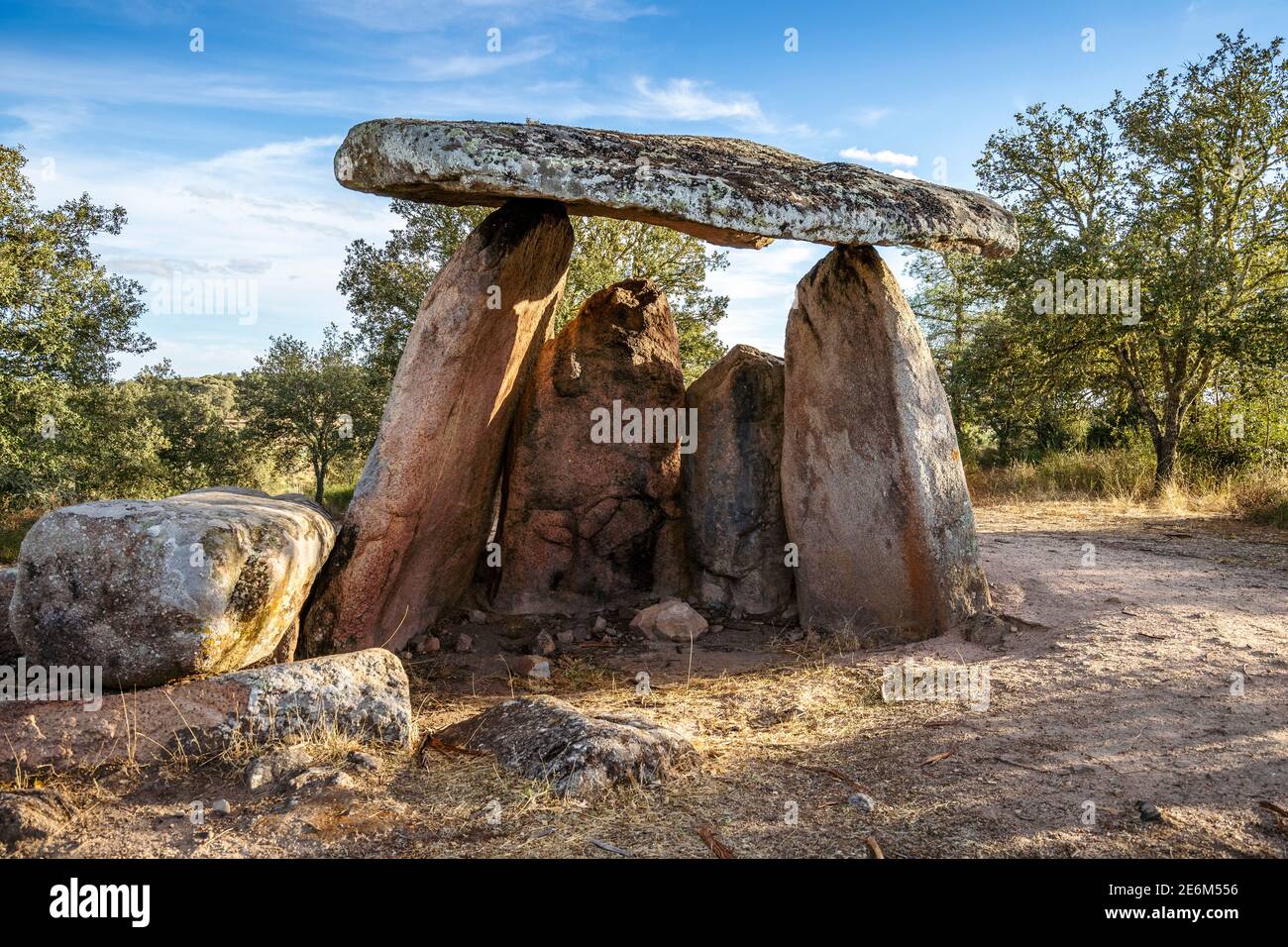 Un dolmen megalitico utilizzato come tomba trovato a Barbacena, Alentejo, Portogallo Foto Stock