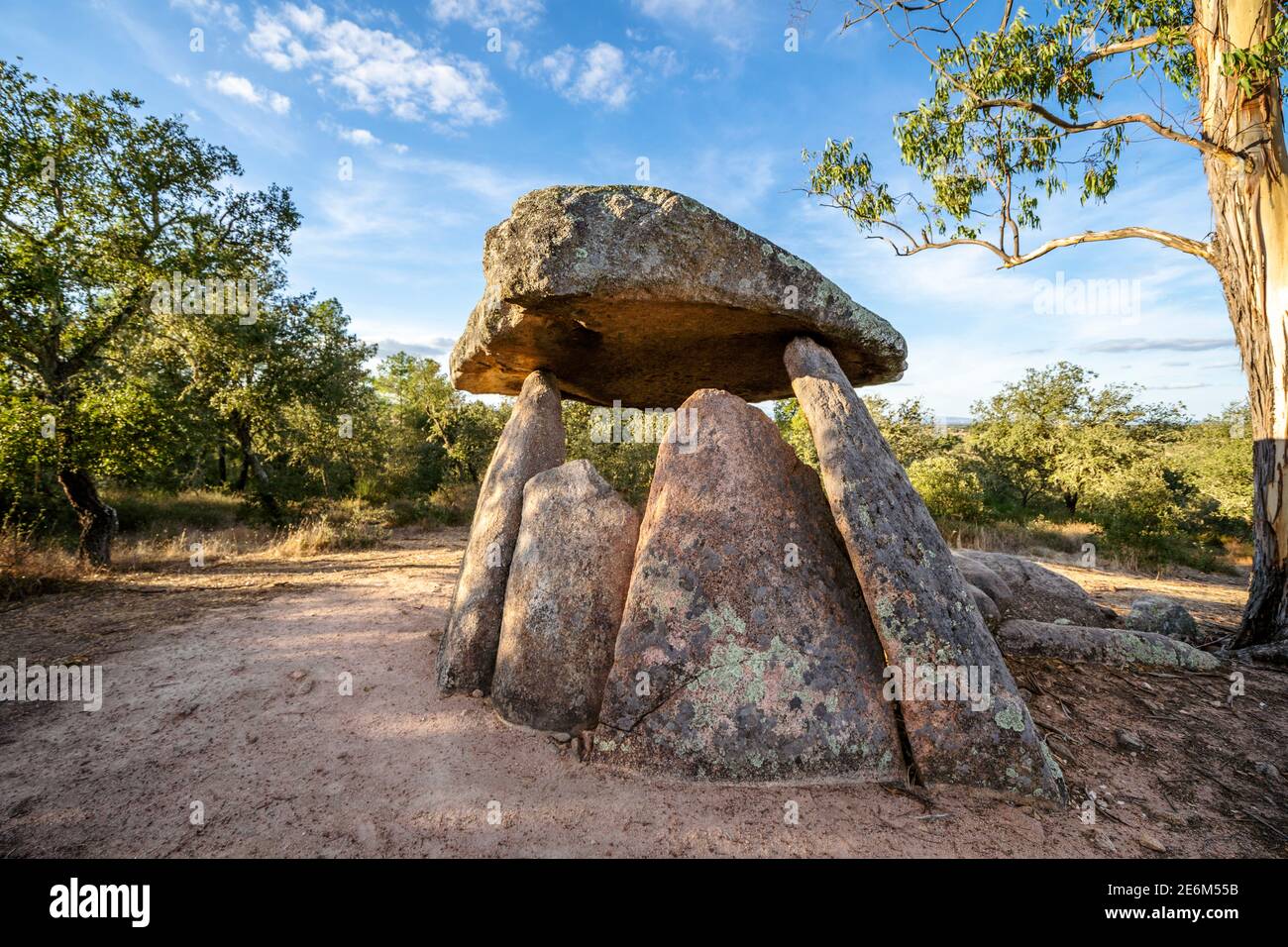 Un dolmen megalitico utilizzato come tomba trovato a Barbacena, Alentejo, Portogallo Foto Stock