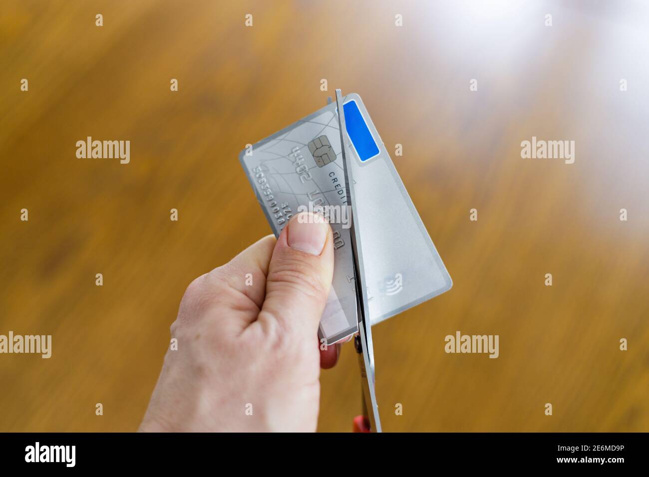 Distruzione irreversibile di una carta di pagamento disattivata tramite taglio forbici Foto Stock