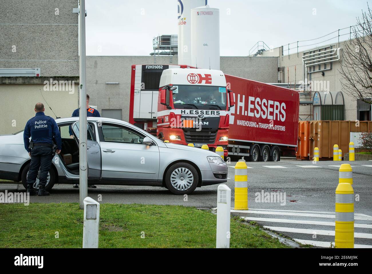 L'illustrazione mostra la polizia che scortava i camion caricati nello stabilimento di produzione di Pfizer a Puurs, venerdì 29 gennaio 2021. Il Covid-19 vaccin di Foto Stock