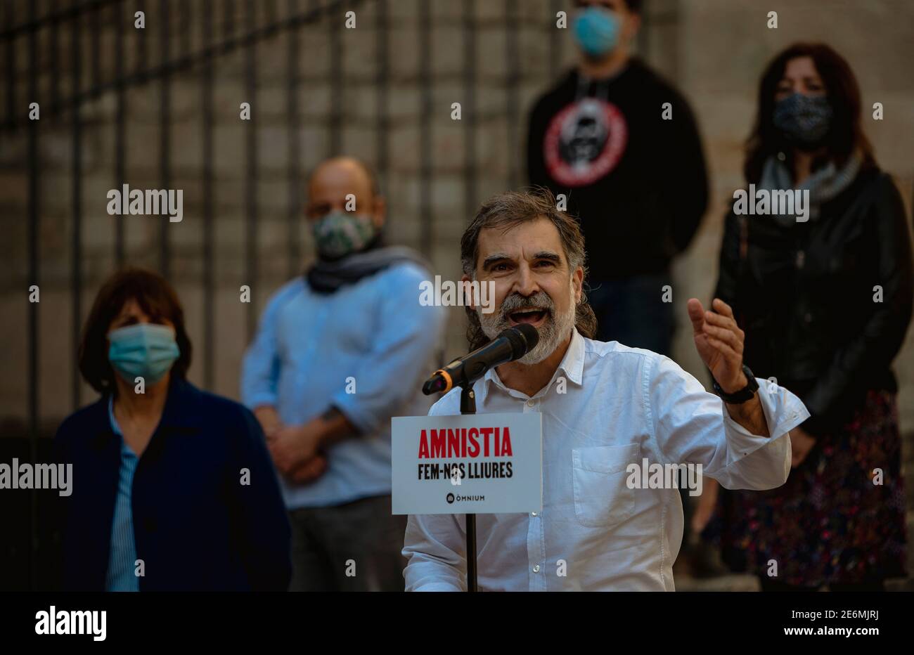 Barcellona, Spagna. 29 gennaio 2021. Il leader separatista catalano e presidente di Omnium Cultural, Jordi Cuixart, parla alla stampa dopo aver ottenuto dal governo catalano i privilegi di liberazione giornaliera dalla sua prigionia in relazione a un referendum vietato sulla secessione e a un voto di indipendenza al Parlamento catalano nell'ottobre 2017 credito: Matthias Oesterle/Alamy Live News Foto Stock