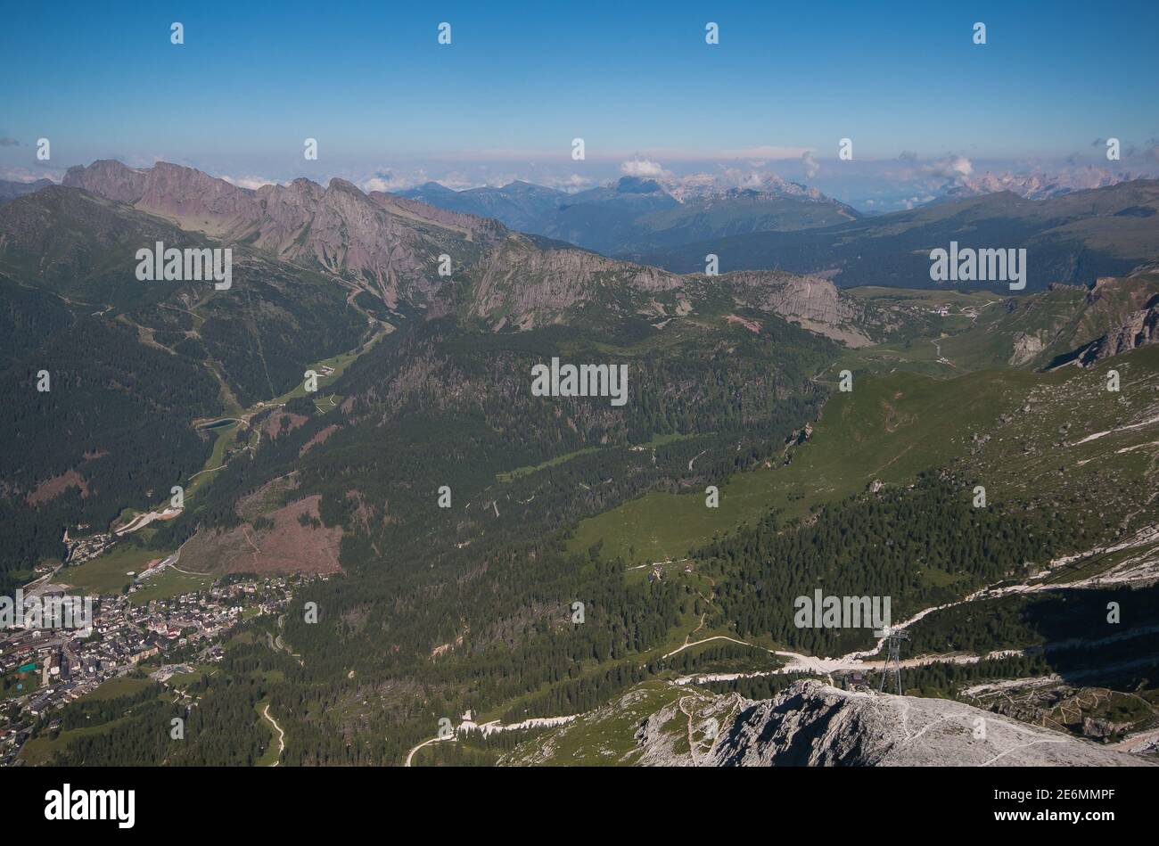 Vista panoramica sulla famosa città alpina di San Martino di Castrozza In Trentino Alto Adige Foto Stock