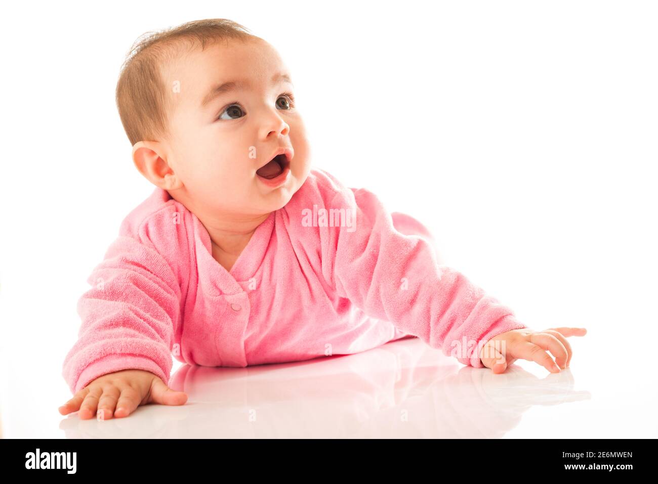 bambina di 6 mesi strisciata su sfondo bianco. Foto Stock