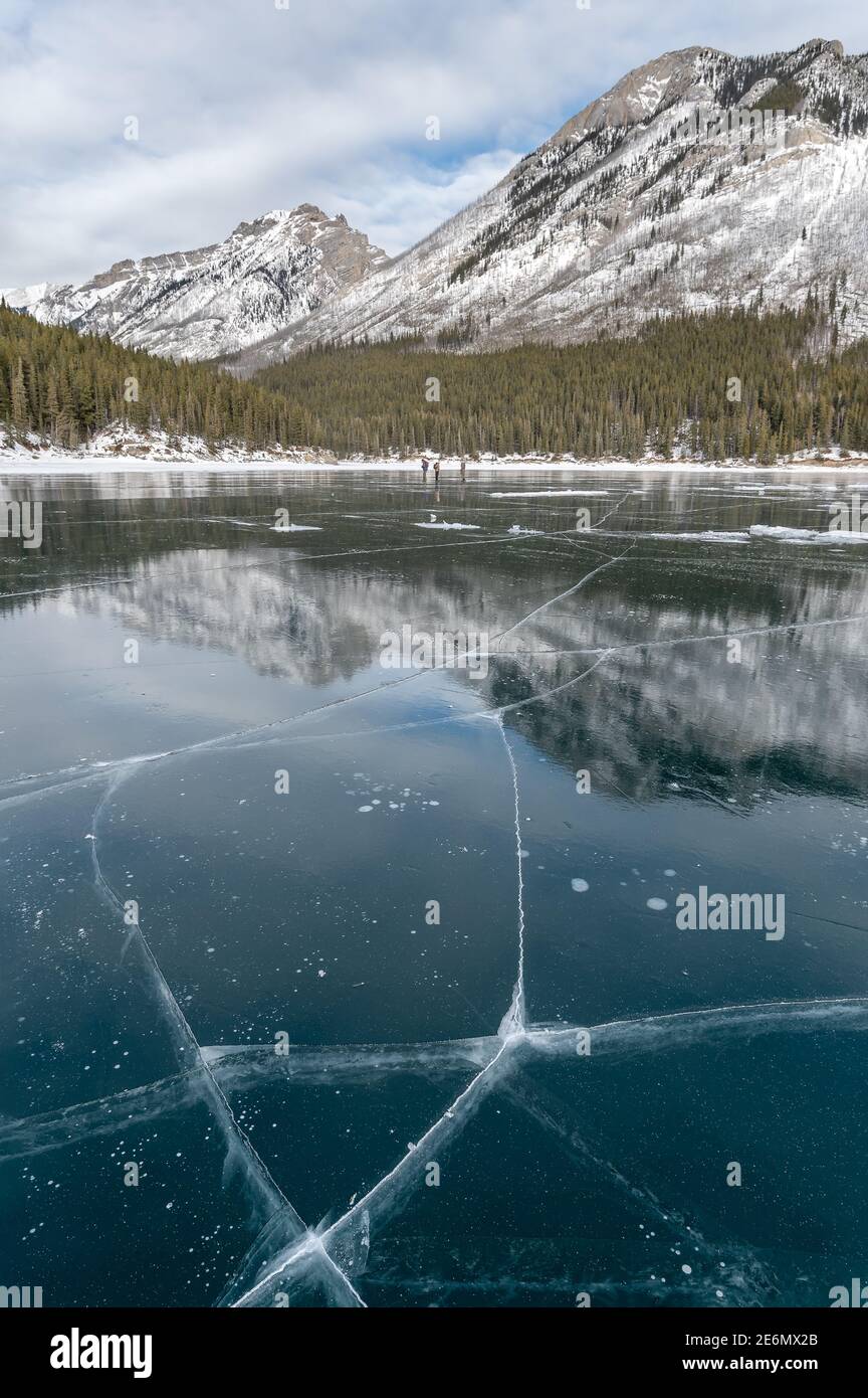 Ghiaccio incrinato sul lago Minnewanka congelato nel Parco Nazionale di Banff, Alberta, Canada Foto Stock