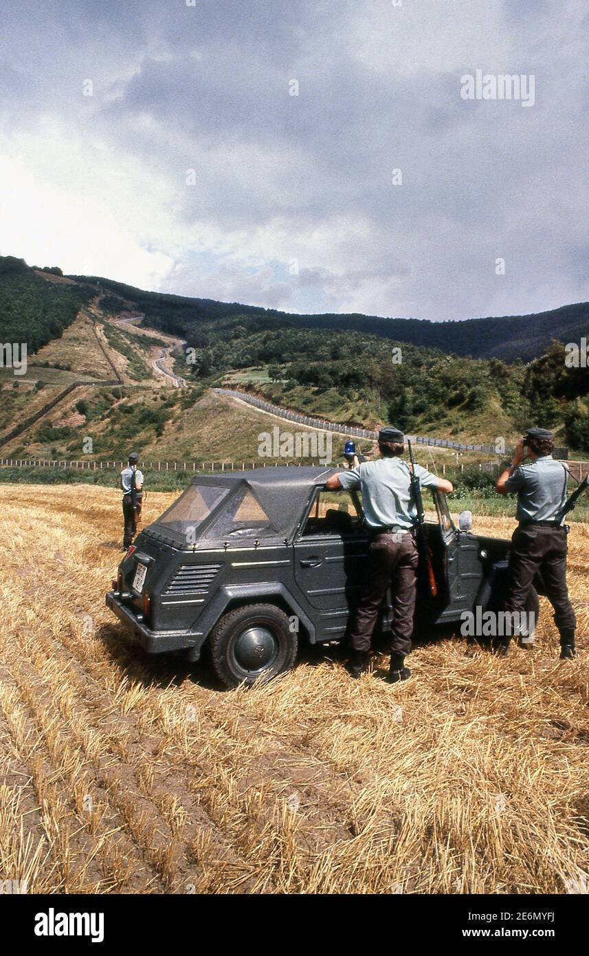Polizia di frontiera della Germania occidentale che pattugliano la cortina di ferro. Il confine tra la Germania orientale e quella occidentale nel 1983 Foto Stock