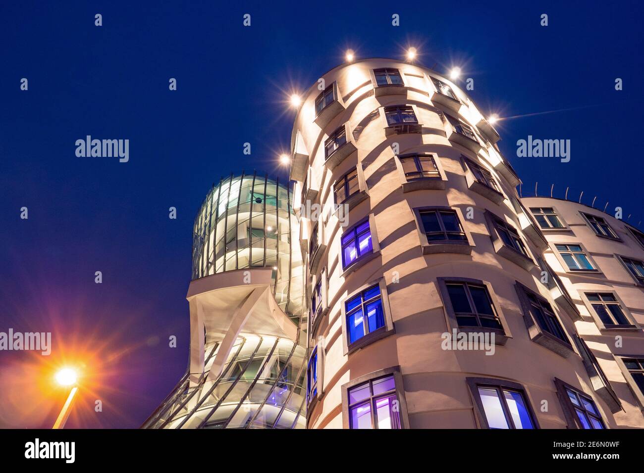 Praga, Repubblica Ceca - Luglio 10 2020: Dancing House Rooftop Terrace dettaglio illuminato di notte, chiamato Tancici Dum in ceco a Praga, progettato da V Foto Stock
