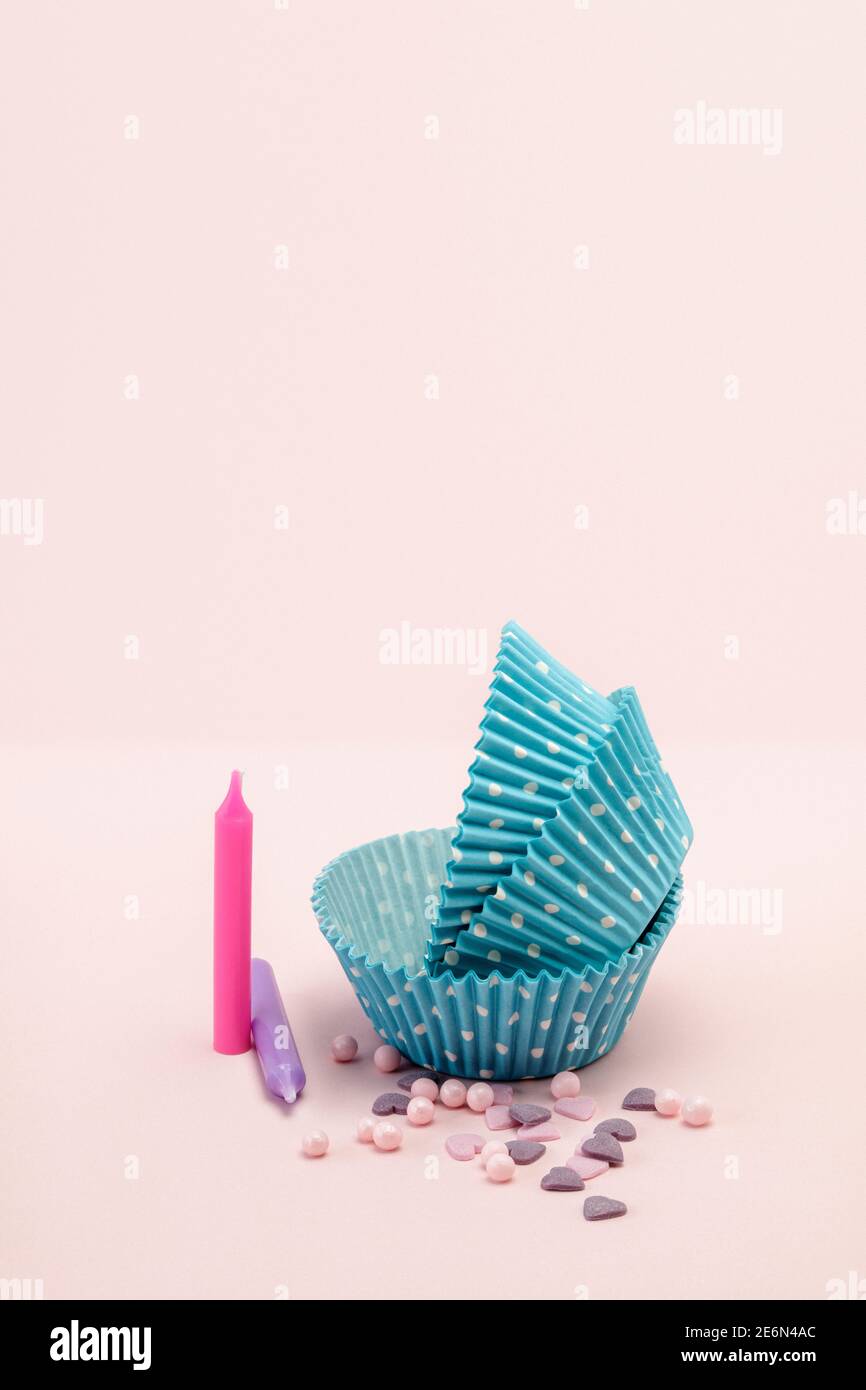 Cupcake di carta vuota blu con candele e condimenti dolci Foto Stock