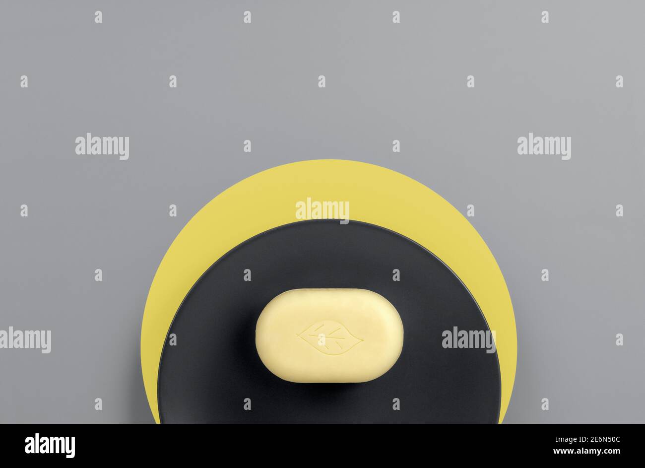 Saponetta su sfondo giallo e grigio Foto Stock