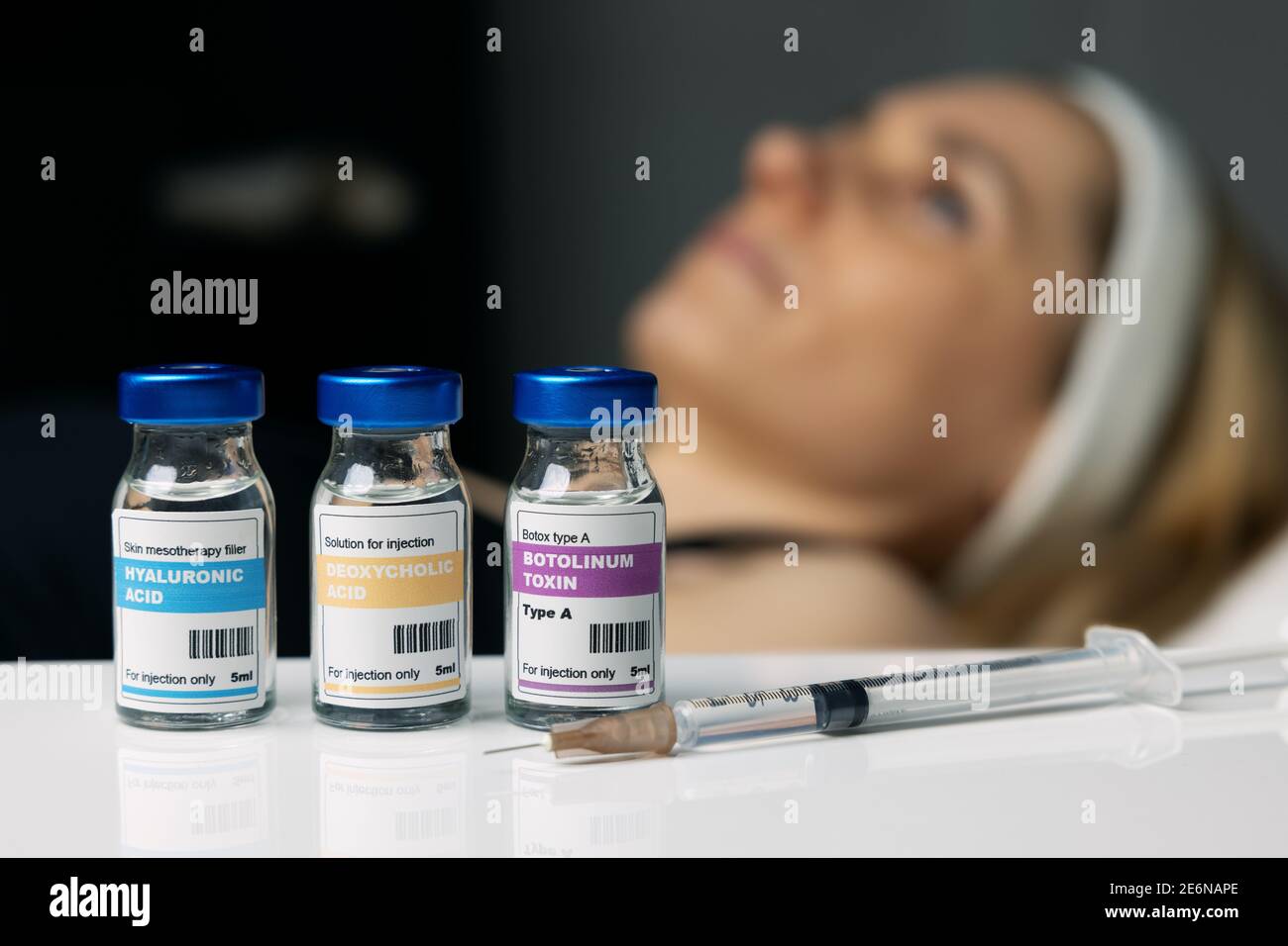 donna che riceve trattamenti cosmetici anti invecchiamento in salone di bellezza. trattamento estetico. fiale per iniezione Foto Stock