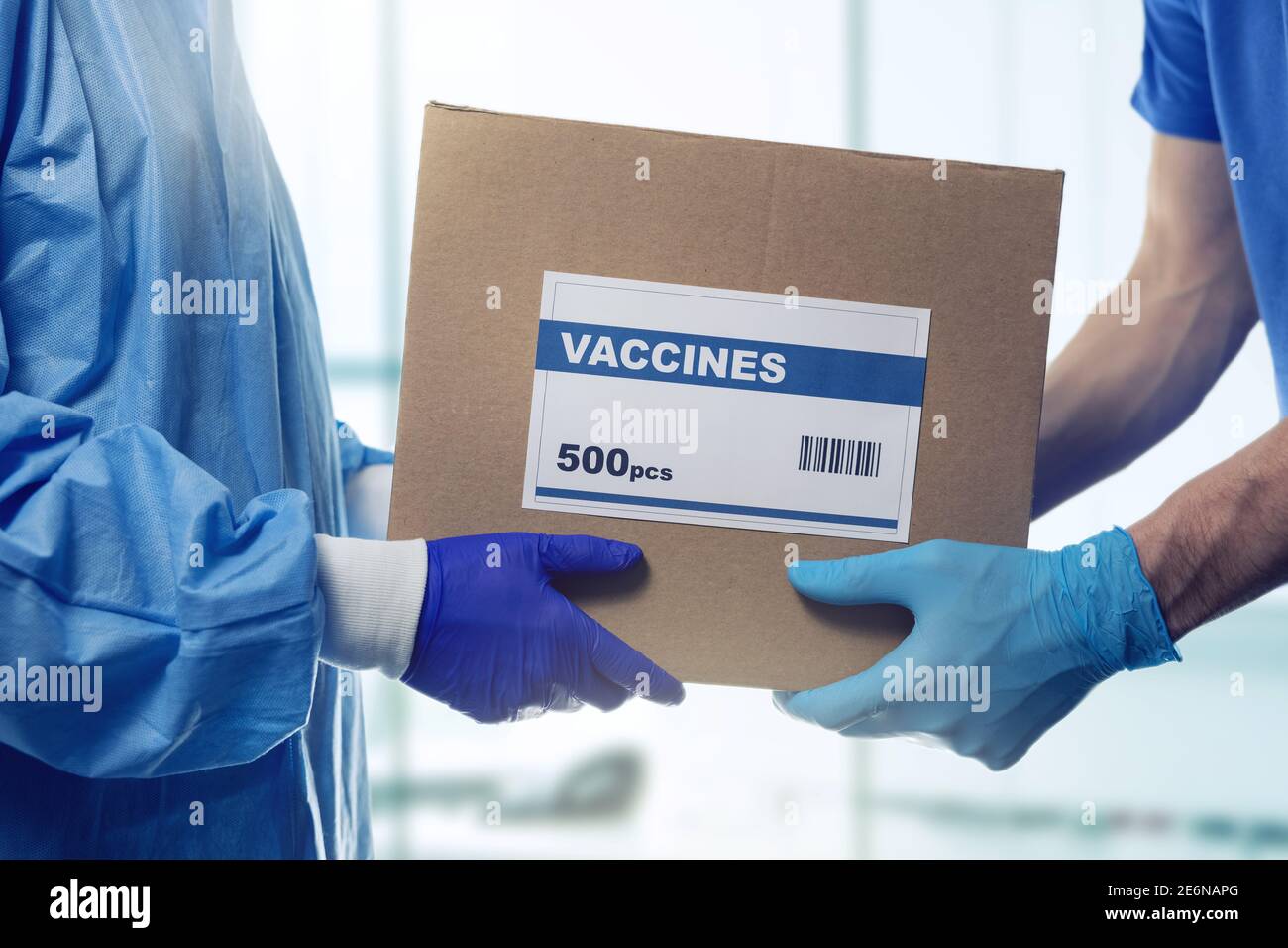 lavoratore medico che accetta la consegna in scatola di vaccini dal corriere Foto Stock