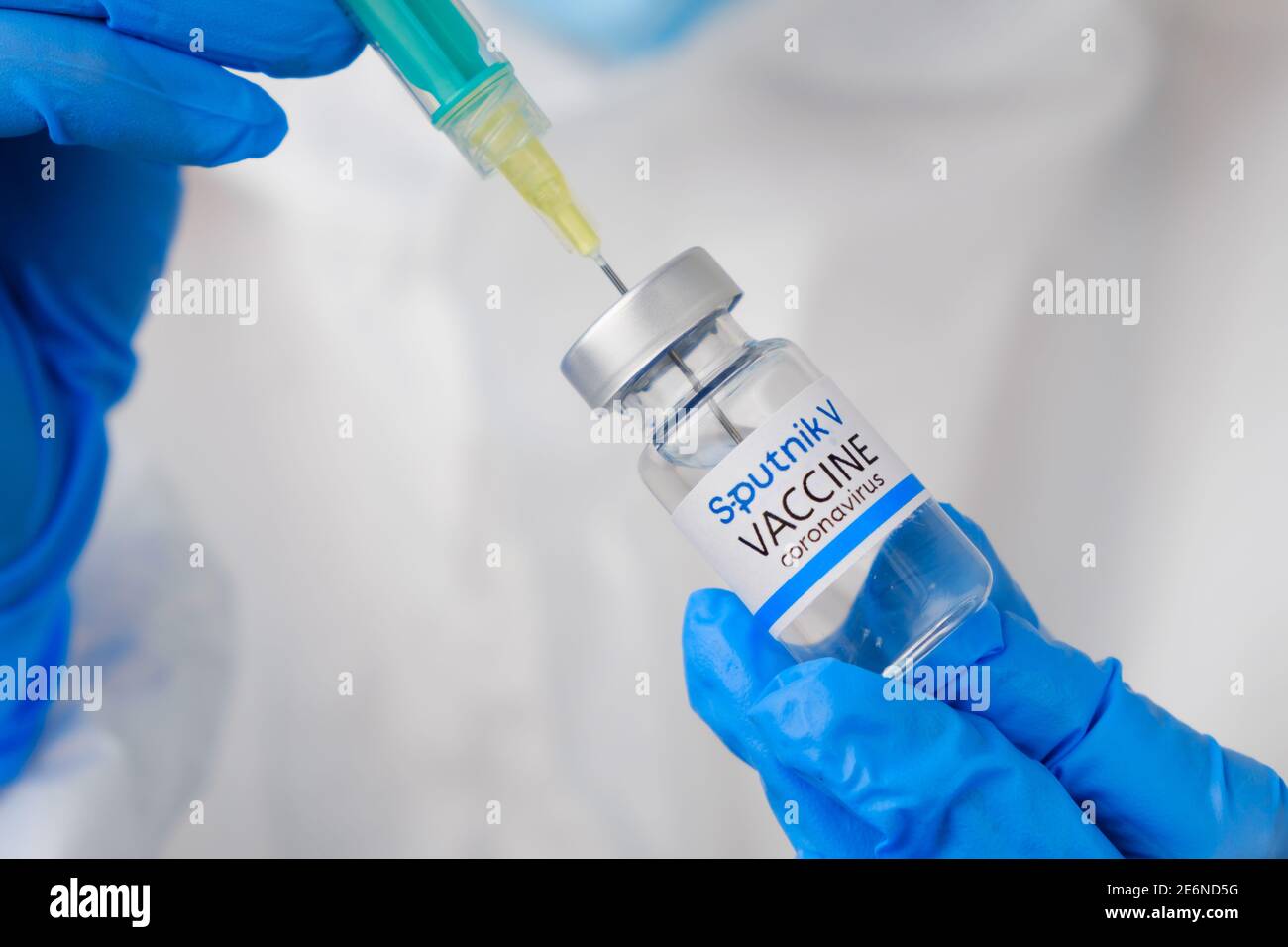Sputnik V Coronavirus vaccino e siringa nel flacone o flaconcino per iniezione nelle mani dei medici. Covid-19, SARS-Cov-2 Prevention, gennaio 2021, San Foto Stock
