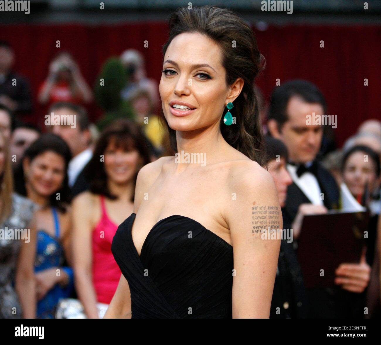 Angelina Jolie, migliore attrice nominata per 'Changeling', arriva all'81°  Academy Awards di Hollywood, California, 22 febbraio 2009. Jolie è in un  abito senza sforzo di Ellie Saab e gioielli da Lorena Schwartz.