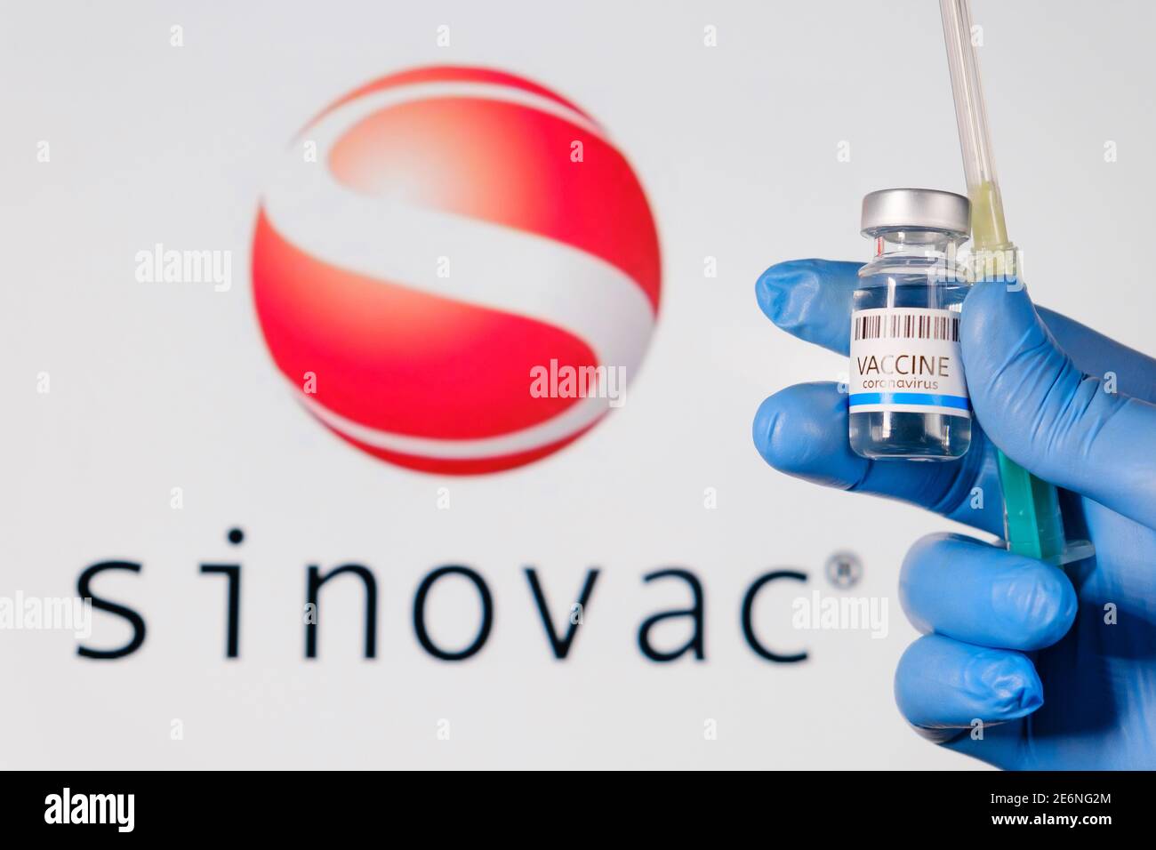 Sinovac ampule con vaccino per la prevenzione del coronavirus, SARS-Cov-2 e siringa in medici mano in guanti di gomma blu, gennaio 2021, San Francisco Foto Stock