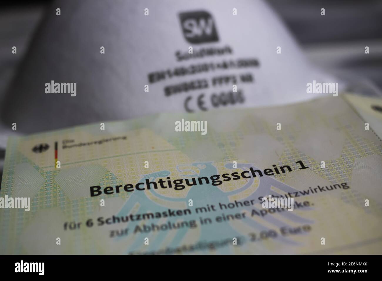 Viersen, Germania - Gennaio 28. 2021: Closeup del certificato di abilitazione del governo tedesco (berechtigungsschein) per le maschere di protezione ffp2 acquistare warra Foto Stock