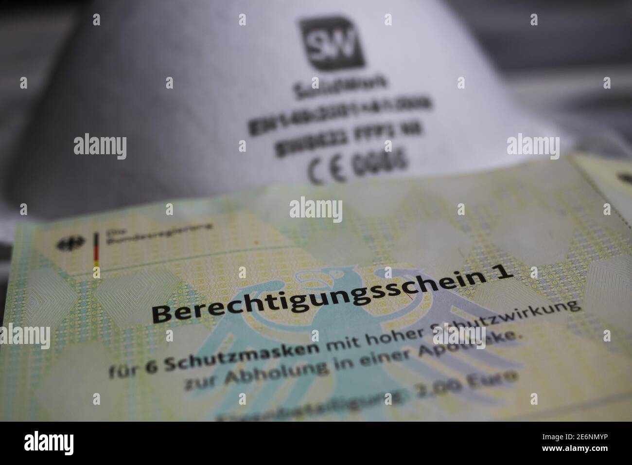 Viersen, Germania - Gennaio 28. 2021: Closeup del certificato di abilitazione del governo tedesco (berechtigungsschein) per le maschere di protezione ffp2 acquistare warra Foto Stock