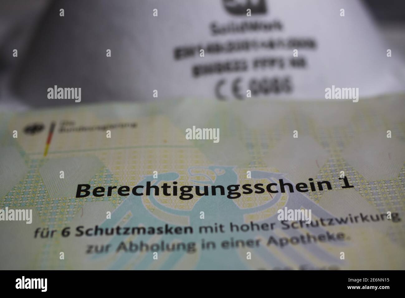 Viersen, Germania - Gennaio 28. 2021: Closeup del certificato di abilitazione del governo tedesco (berechtigungsschein) per le maschere di protezione ffp2 acquistare warra Foto Stock