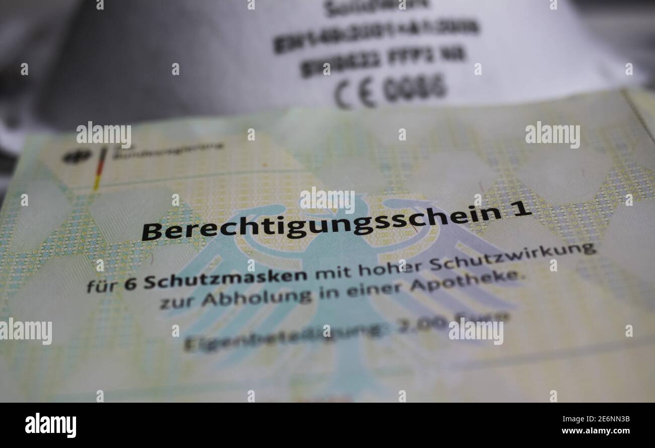 Viersen, Germania - Gennaio 28. 2021: Closeup del certificato di abilitazione del governo tedesco (berechtigungsschein) per le maschere di protezione ffp2 acquistare warra Foto Stock
