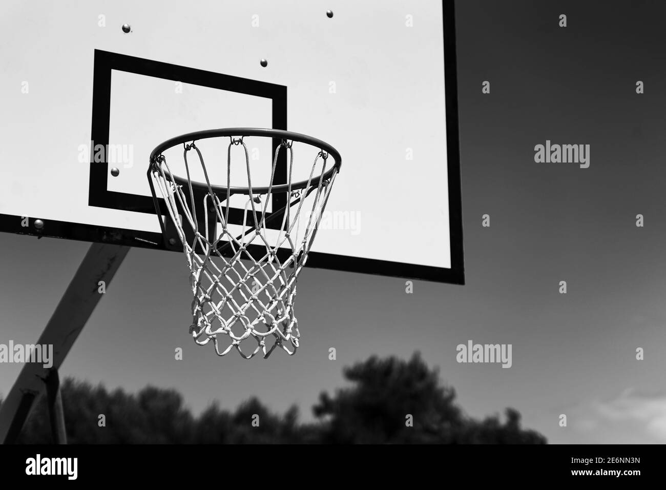 Cerchio da basket all'aperto o gol su sfondo cielo in bianco e nero. Foto Stock
