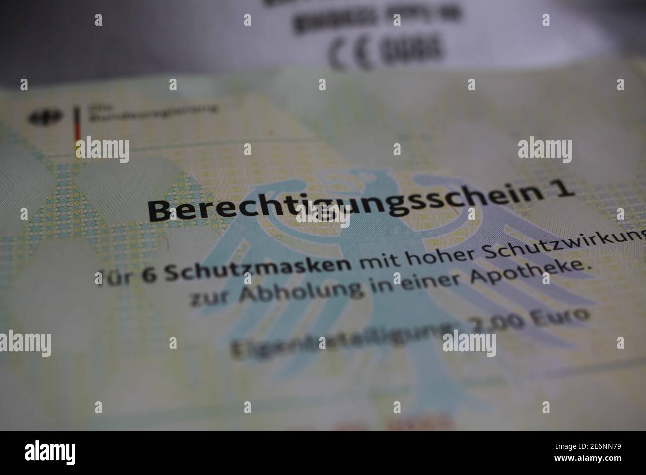 Viersen, Germania - Gennaio 28. 2021: Closeup del certificato di abilitazione del governo tedesco (berechtigungsschein) per le maschere di protezione ffp2 acquistare warra Foto Stock