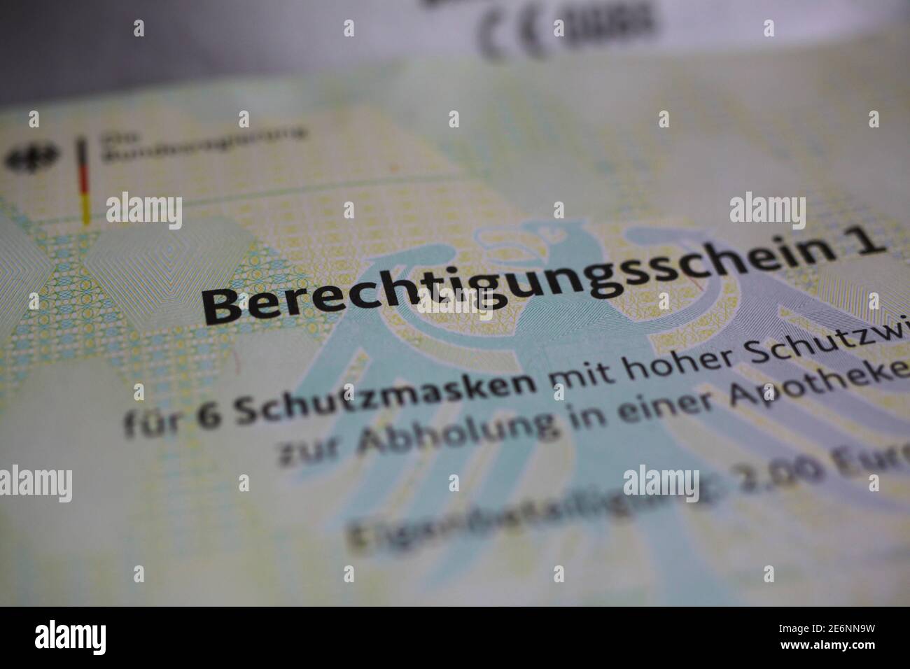 Viersen, Germania - Gennaio 28. 2021: Closeup del certificato di abilitazione del governo tedesco (berechtigungsschein) per le maschere di protezione ffp2 acquistare warra Foto Stock